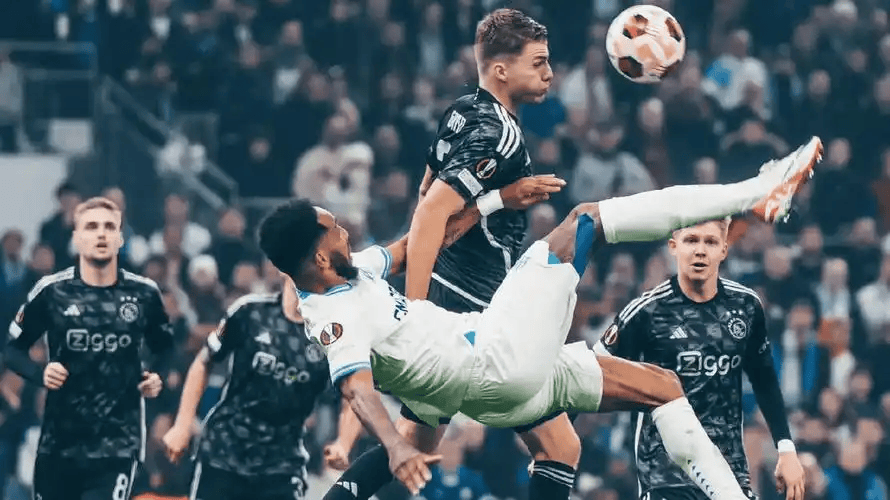 包含这也行？集结日门兴格拉德巴赫防线松动费耶诺德加时末段绝杀压哨，转会期皇家马德里调整名单以备社区盾的词条